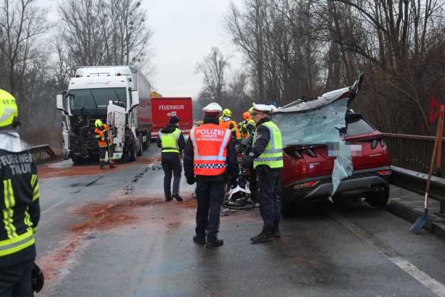 Tdlicher Frontalcrash: Autolenker starb bei Kollision mit LKW auf Kremstalstrae in Traun