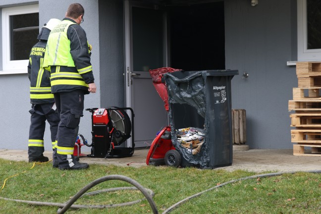 Vier Feuerwehren bei Brand im Keller eines Mehrparteienwohnhauses in Waldkirchen am Wesen im Einsatz