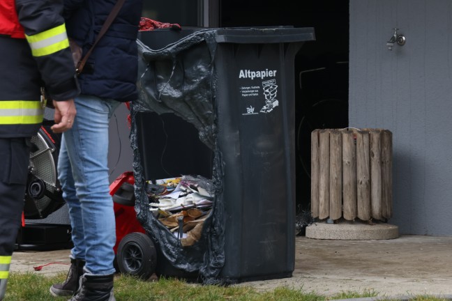 Vier Feuerwehren bei Brand im Keller eines Mehrparteienwohnhauses in Waldkirchen am Wesen im Einsatz