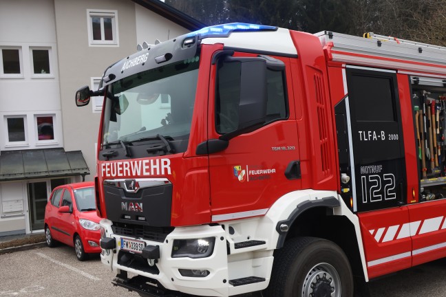 Vier Feuerwehren bei Brand im Keller eines Mehrparteienwohnhauses in Waldkirchen am Wesen im Einsatz