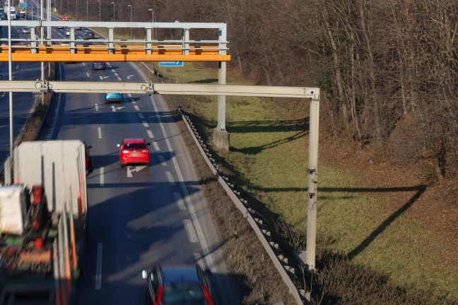 Essenszusteller mit E-Scooter auf Mhlkreisautobahn in Linz-Industriegebiet-Hafen gestoppt