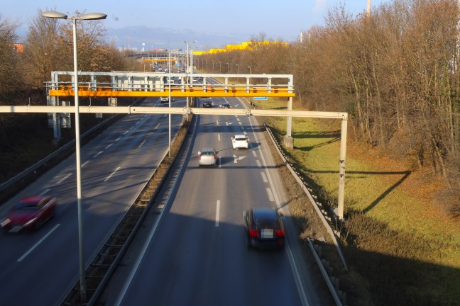 Essenszusteller mit E-Scooter auf Mhlkreisautobahn in Linz-Industriegebiet-Hafen gestoppt