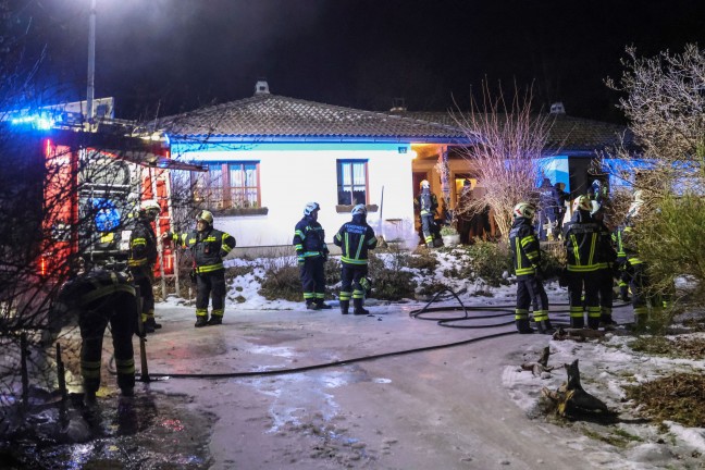 Kaminofen angeheizt: Einsatz der Feuerwehr bei Brand in einem Wohnhaus in Grnau im Almtal