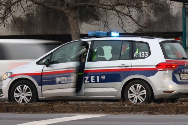 PKW gegen Fahrrad: Notarzt und Rettung nach Unfall auf Wiener Strae bei Marchtrenk im Einsatz