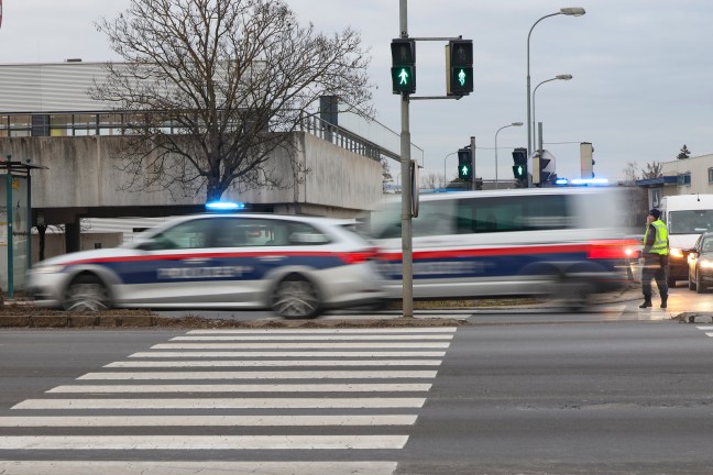 PKW gegen Fahrrad: Notarzt und Rettung nach Unfall auf Wiener Strae bei Marchtrenk im Einsatz