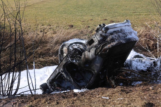 Ein Toter nach Frontalkollision auf der Lamprechtshausener Strae in Neukirchen an der Enknach