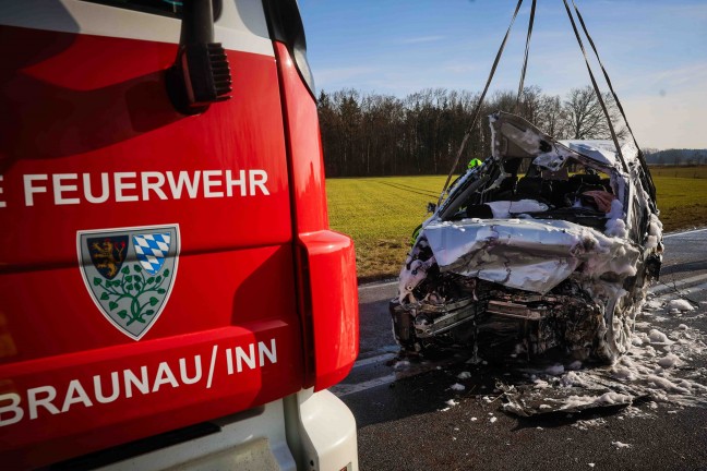 Ein Toter nach Frontalkollision auf der Lamprechtshausener Strae in Neukirchen an der Enknach