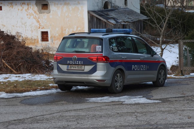 Personenrettung: Frau bei Unfall in Grnau im Almtal zwischen zwei PKW eingeklemmt