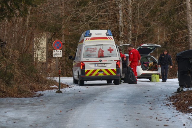 Personenrettung: Frau bei Unfall in Grnau im Almtal zwischen zwei PKW eingeklemmt