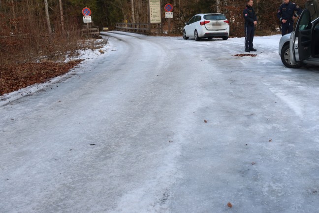 Personenrettung: Frau bei Unfall in Grnau im Almtal zwischen zwei PKW eingeklemmt