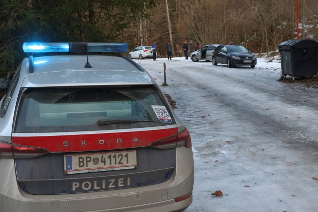 Personenrettung: Frau bei Unfall in Grnau im Almtal zwischen zwei PKW eingeklemmt