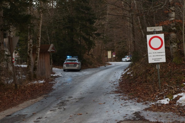 Personenrettung: Frau bei Unfall in Grnau im Almtal zwischen zwei PKW eingeklemmt