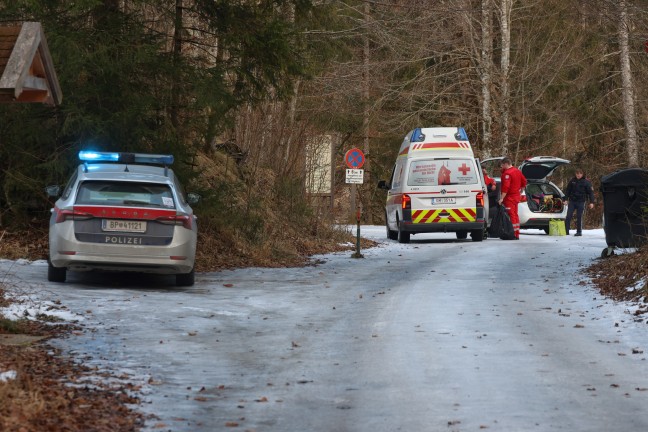 Personenrettung: Frau bei Unfall in Grnau im Almtal zwischen zwei PKW eingeklemmt