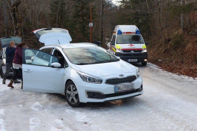 Personenrettung: Frau bei Unfall in Grnau im Almtal zwischen zwei PKW eingeklemmt