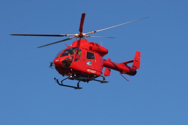 Personenrettung: Notarzthubschrauber, Rettung und Feuerwehr nach Forstunfall in Kirchham im Einsatz