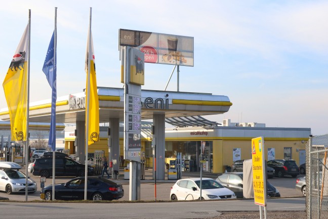 Raubberfall: Mitarbeiterin einer Tankstelle in Vorchdorf von unbekanntem Tter mit Messer bedroht