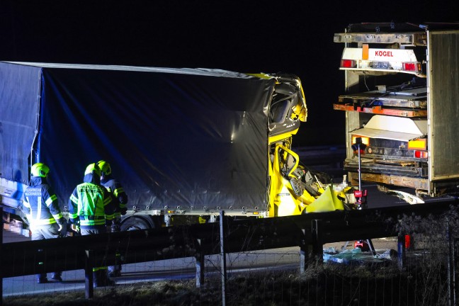 Lenker eingeklemmt: Klein-LKW kracht auf Innkreisautobahn bei Pram in Heck eines LKW-Sattelzuges