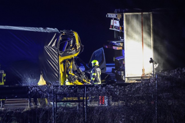 Lenker eingeklemmt: Klein-LKW kracht auf Innkreisautobahn bei Pram in Heck eines LKW-Sattelzuges