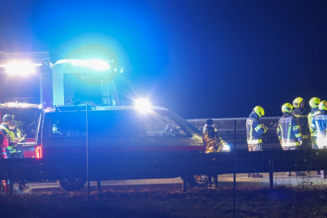 Lenker eingeklemmt: Klein-LKW kracht auf Innkreisautobahn bei Pram in Heck eines LKW-Sattelzuges