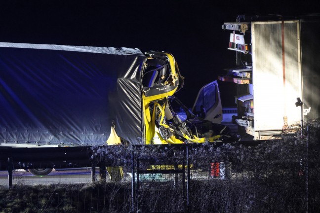 Lenker eingeklemmt: Klein-LKW kracht auf Innkreisautobahn bei Pram in Heck eines LKW-Sattelzuges