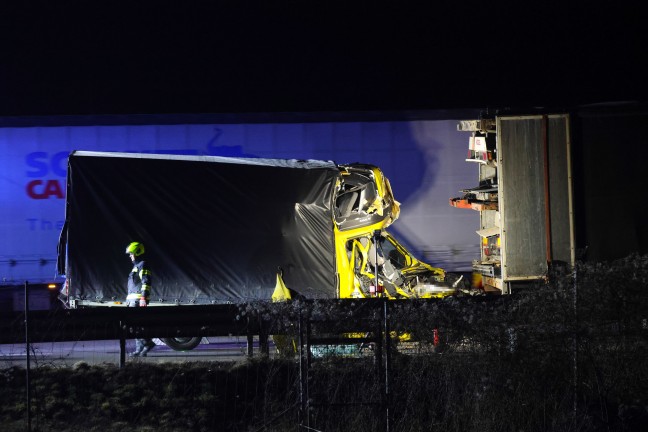 Lenker eingeklemmt: Klein-LKW kracht auf Innkreisautobahn bei Pram in Heck eines LKW-Sattelzuges