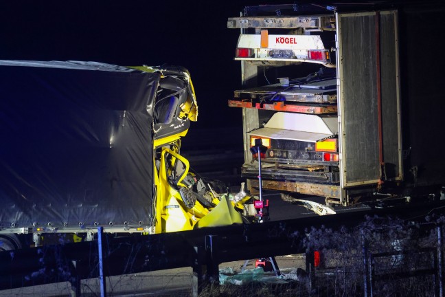 Lenker eingeklemmt: Klein-LKW kracht auf Innkreisautobahn bei Pram in Heck eines LKW-Sattelzuges