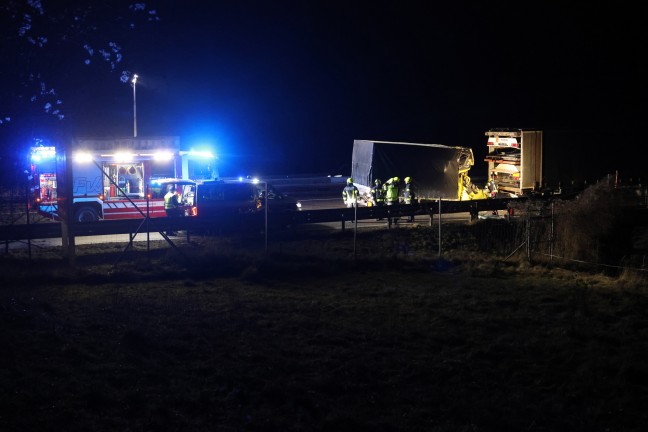 Lenker eingeklemmt: Klein-LKW kracht auf Innkreisautobahn bei Pram in Heck eines LKW-Sattelzuges