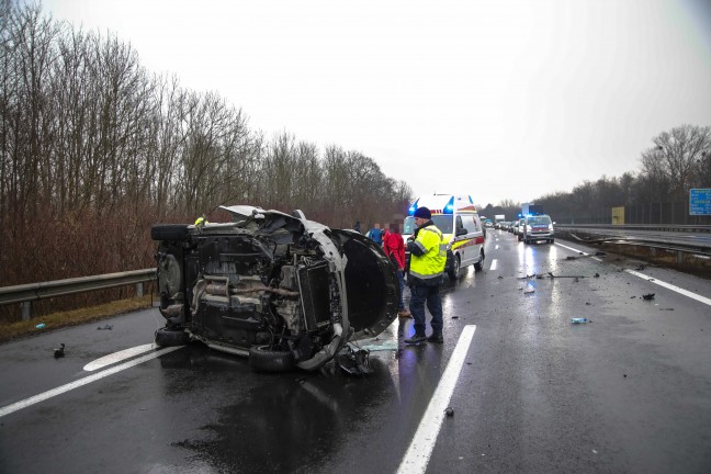 Auto bei Unfall auf Welser Autobahn in Weikirchen an der Traun berschlagen