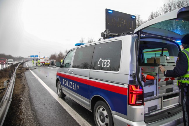 Auto bei Unfall auf Welser Autobahn in Weikirchen an der Traun berschlagen