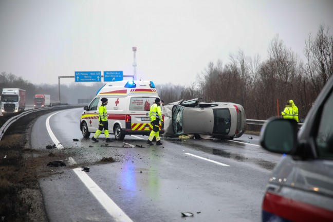 Auto bei Unfall auf Welser Autobahn in Weikirchen an der Traun berschlagen