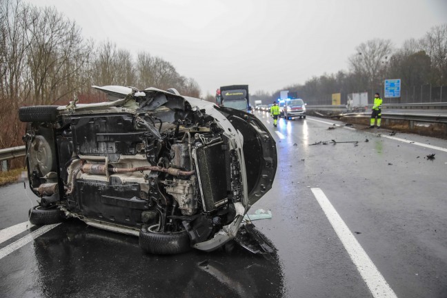 Auto bei Unfall auf Welser Autobahn in Weikirchen an der Traun berschlagen