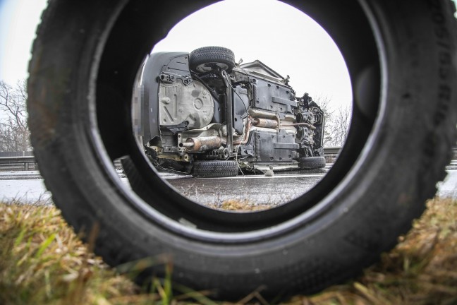 Auto bei Unfall auf Welser Autobahn in Weikirchen an der Traun berschlagen