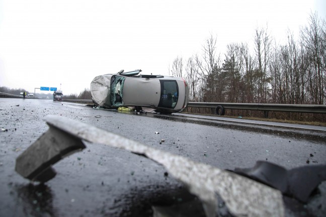 Auto bei Unfall auf Welser Autobahn in Weikirchen an der Traun berschlagen