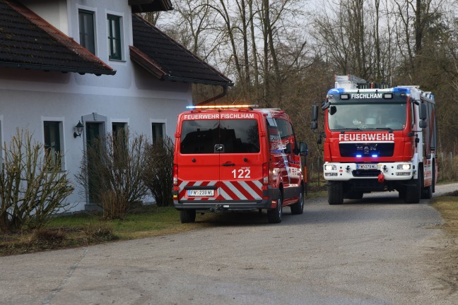 Brandeinsatz in einem Gebude mit Tierarztpraxis in Fischlham nach Stromausfall in der Umgebung