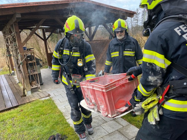 Brandeinsatz in einem Gebude mit Tierarztpraxis in Fischlham nach Stromausfall in der Umgebung