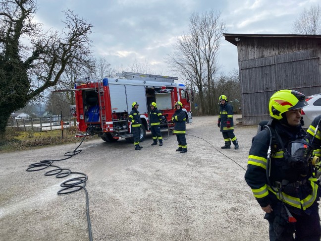 Brandeinsatz in einem Gebude mit Tierarztpraxis in Fischlham nach Stromausfall in der Umgebung