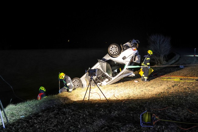 Sierning: PKW drohte nach schwerem Unfall mitsamt eingeklemmtem Lenker ber Gelndekante abzustrzen