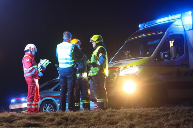 Sierning: PKW drohte nach schwerem Unfall mitsamt eingeklemmtem Lenker ber Gelndekante abzustrzen