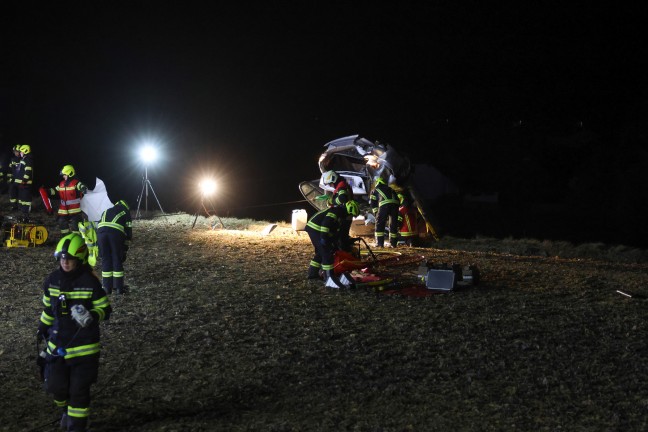 Sierning: PKW drohte nach schwerem Unfall mitsamt eingeklemmtem Lenker ber Gelndekante abzustrzen