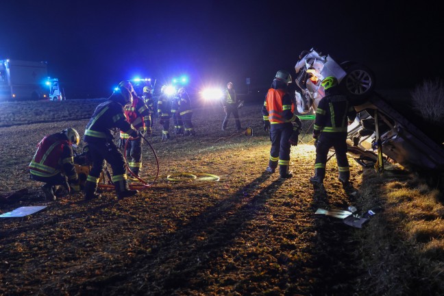 Sierning: PKW drohte nach schwerem Unfall mitsamt eingeklemmtem Lenker ber Gelndekante abzustrzen