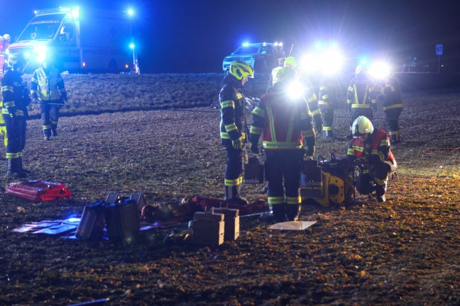 Sierning: PKW drohte nach schwerem Unfall mitsamt eingeklemmtem Lenker ber Gelndekante abzustrzen