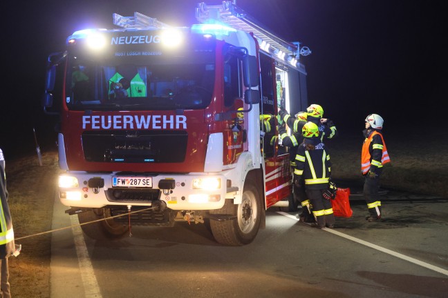 Sierning: PKW drohte nach schwerem Unfall mitsamt eingeklemmtem Lenker ber Gelndekante abzustrzen