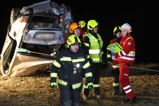 Sierning: PKW drohte nach schwerem Unfall mitsamt eingeklemmtem Lenker ber Gelndekante abzustrzen