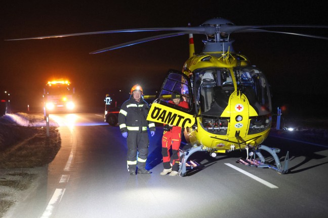 Sierning: PKW drohte nach schwerem Unfall mitsamt eingeklemmtem Lenker ber Gelndekante abzustrzen