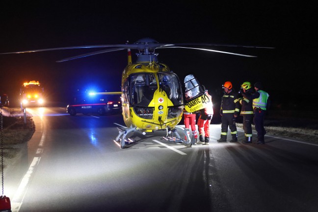 Sierning: PKW drohte nach schwerem Unfall mitsamt eingeklemmtem Lenker ber Gelndekante abzustrzen