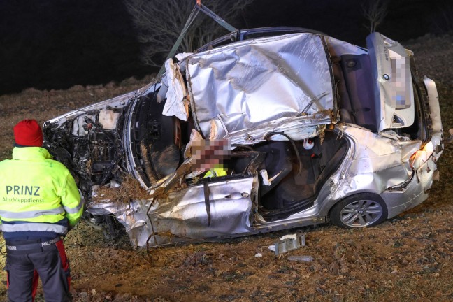 Sierning: PKW drohte nach schwerem Unfall mitsamt eingeklemmtem Lenker ber Gelndekante abzustrzen