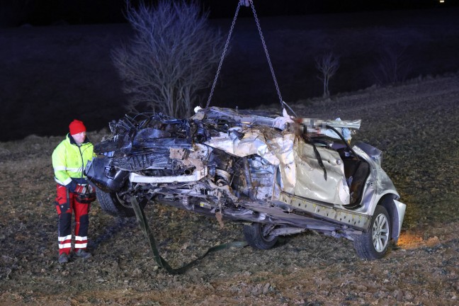 Sierning: PKW drohte nach schwerem Unfall mitsamt eingeklemmtem Lenker ber Gelndekante abzustrzen