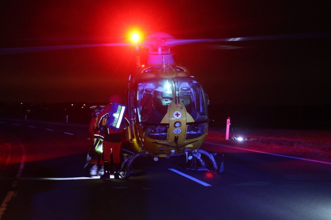 Sierning: PKW drohte nach schwerem Unfall mitsamt eingeklemmtem Lenker ber Gelndekante abzustrzen