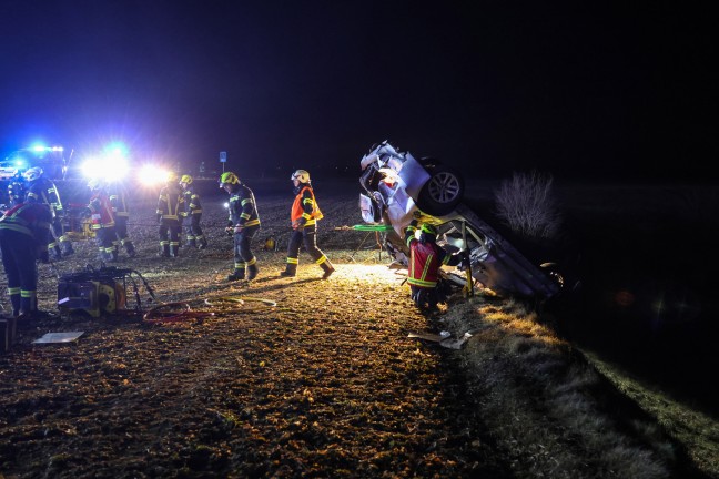 Sierning: PKW drohte nach schwerem Unfall mitsamt eingeklemmtem Lenker ber Gelndekante abzustrzen