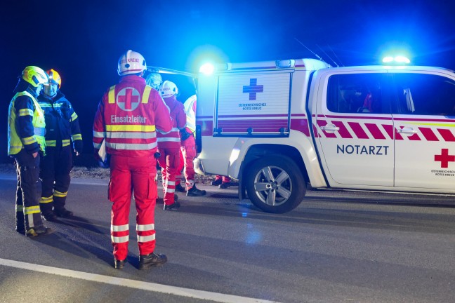 Sierning: PKW drohte nach schwerem Unfall mitsamt eingeklemmtem Lenker ber Gelndekante abzustrzen